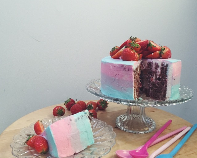 Ombre cake med jordgubbar och mascarponefrosting