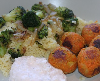 Kryddiga morotsbollar, couscous med broccolifräs, fetaostsås med mynta och harissa