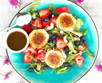 Somrig sallad med chevre, jordgubbar och blåbär