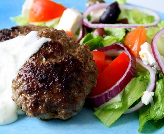 Grekiska biffar med tzatziki och grekisksallad – LCHF