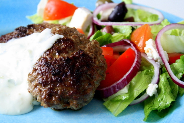 Grekiska biffar med tzatziki och grekisksallad – LCHF