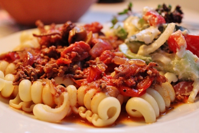 Salsiccia med grov tomatsås, nötfärs, lök och champinjoner - mustigt gott till pasta!