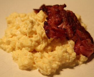 Äggröra och bacon