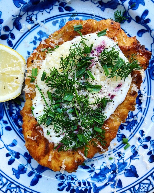 Langos med västerbottensostkräm med brynt smör och picklad rödlök