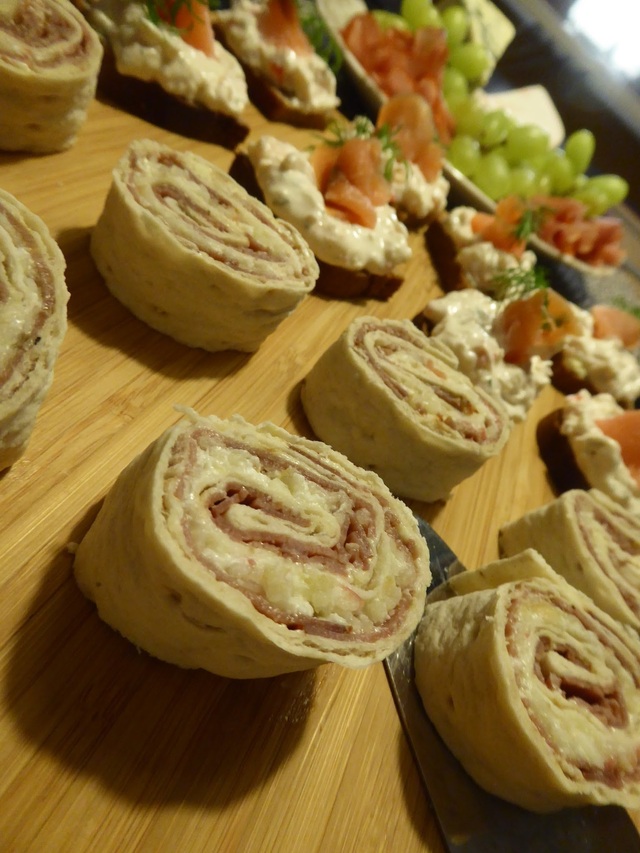 Lite smått och gott plock på en buffé eller mingel - laxsnittar och rostbiffstubbar