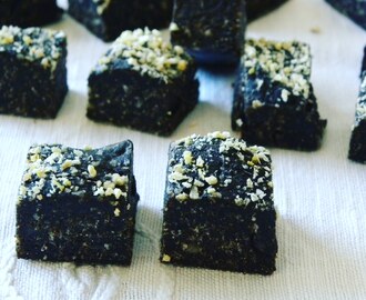 Raw glutenfri lakritsfudge. Nyttigare påskgodis