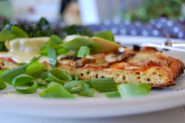 Stenbakad pizza med grönsaker och mozzarella (glutenfri)