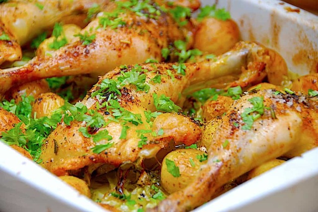 Kyllingelår med spidskål og kartofler i ovn (nem opskrift)