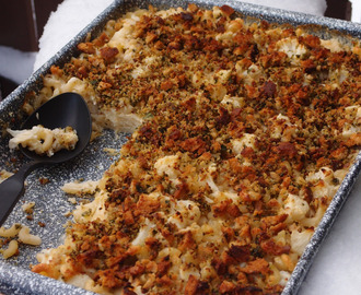 Mac ”n” cheese med blomkål och baconsmul