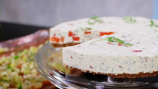 Gravad laxcheesecake med färskost, dill och pepparrot