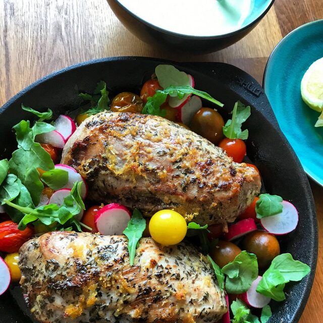 Citron- och vitlöksstekt skinkrulle med varm tomatsallad