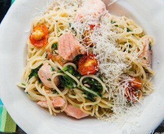 Laxpasta - en krämig pasta med grädde, vitt vin, spenat och god smak av ugnsrostade små tomater