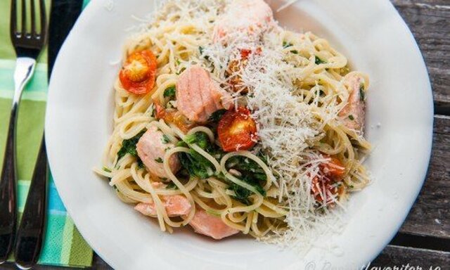 Laxpasta - en krämig pasta med grädde, vitt vin, spenat och god smak av ugnsrostade små tomater