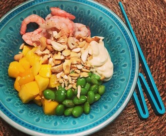 Poké bowl med räkor, mango, cashewnötter och sriracha-majjo