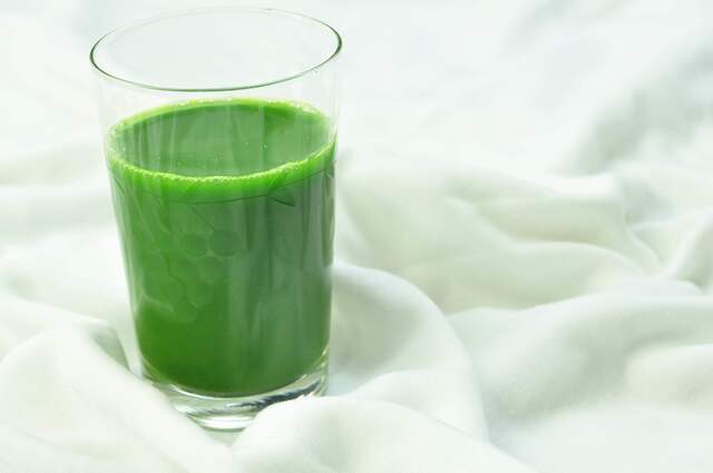 Recension av Optimum 700 advanced cold-press juicer och grön juice med Cavalo nero
