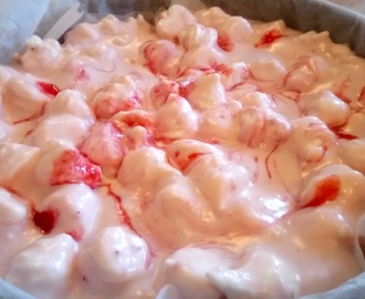 Jordgubbstårta - Glasstårta med jordgubbar, maräng och vit choklad - Midsommartårta på nytt vis