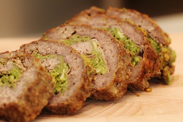 Färsrulle med parmaskinka och pesto - serverad med gräddstuvad risoni och ruccola