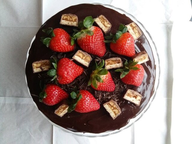 Jordgubb & choklad tårta med smak av snickers.