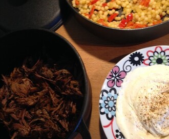 Pulled älg med pärlcouscous, grönsaker och kall vitlökssås