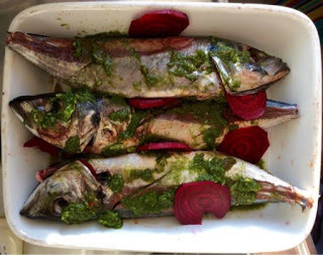 Ugnsgrillad fisk med rödbetor och chilisås