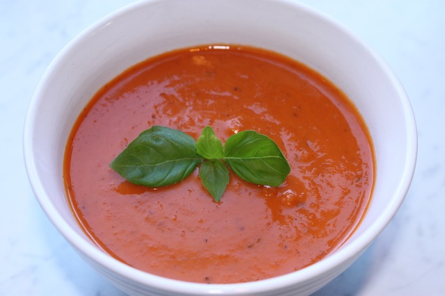 Morotssoppa med tomat och örter