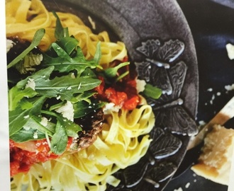 Kapris- och dijonbiffar med pasta och tomatsås