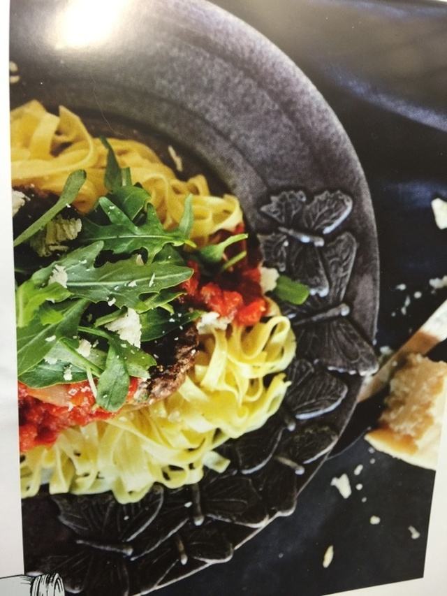 Kapris- och dijonbiffar med pasta och tomatsås
