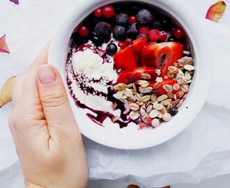 Lactose Free Quark Bowl with Sour Milk, Bluberry Juice and Strawberries