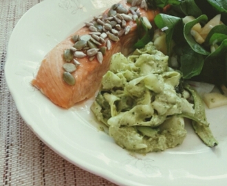 Zucchinipasta med avokadopesto och fröig lax