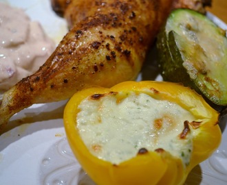 Grillade kycklingklubbor med gratinerad avokado & ostfylld paprika