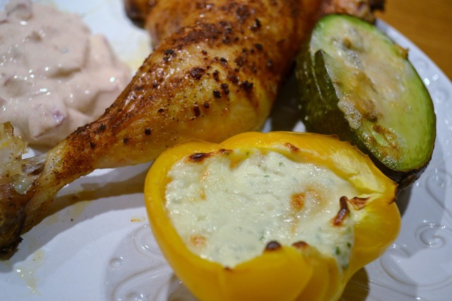 Grillade kycklingklubbor med gratinerad avokado & ostfylld paprika