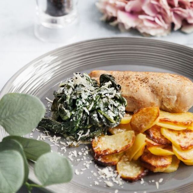 Parmesanslungad svartkål med stekt tzayfilé och rostad potatis