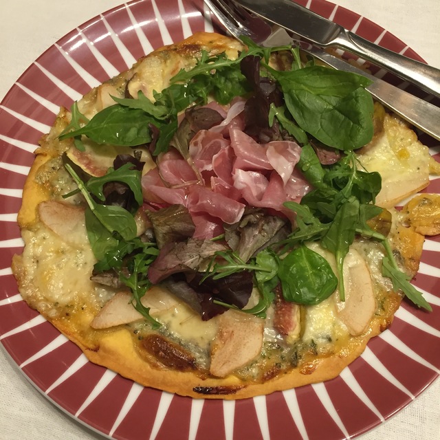 Glutenfri Nobelpizza med fikon, päron, mozarella och Roquefort