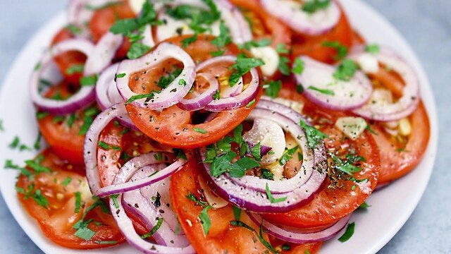 Einfache und leckere Tomaten-Vorspeise für gegrilltes Fleisch