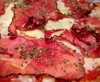 Hönöpizza med mozzarella och rökt bog