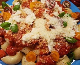 Italiensk pasta med godaste, vitlöksdoftande tomatsåsen och extra ost!