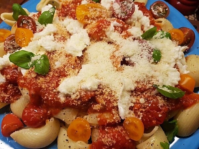 Italiensk pasta med godaste, vitlöksdoftande tomatsåsen och extra ost!