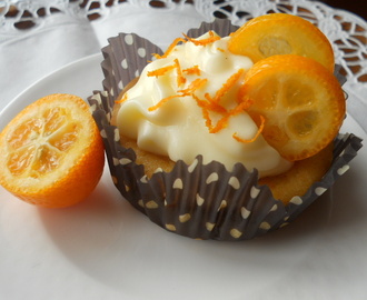 Apelsin- och kardemumma cupcakes med vit chokladfrosting