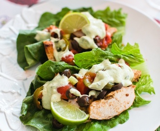 Salladswrap med tacokyckling och avokado-ranchdressing