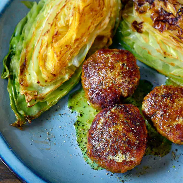 Kycklingköttbullar med stekt spetskål