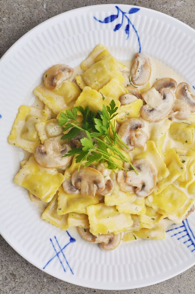 Ravioli med smörstekta champinjoner och ostsås