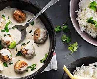 Asiatiska kycklingfärsbullar i grön currysås