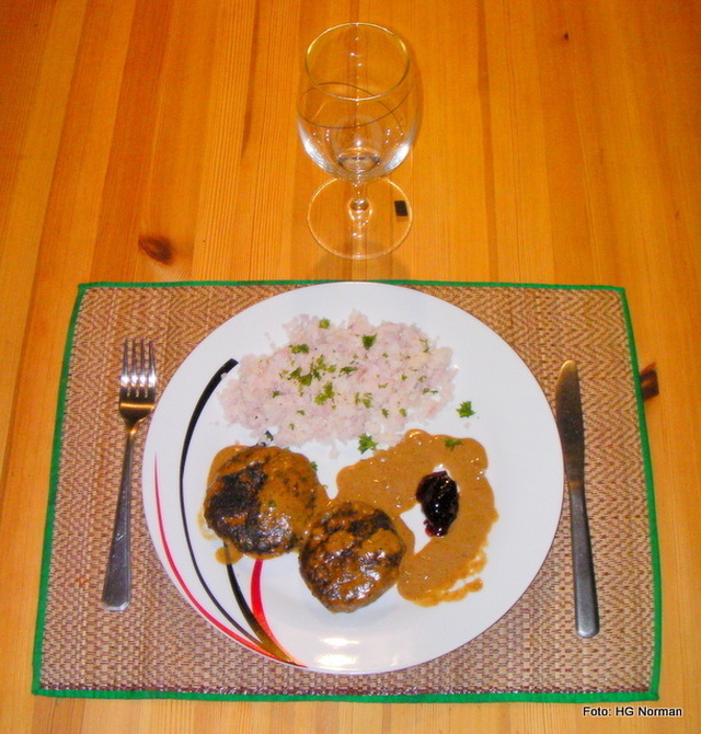 Persiljebiffar av älgfärs, serverad med pressad potatis och vinbärsgelé.