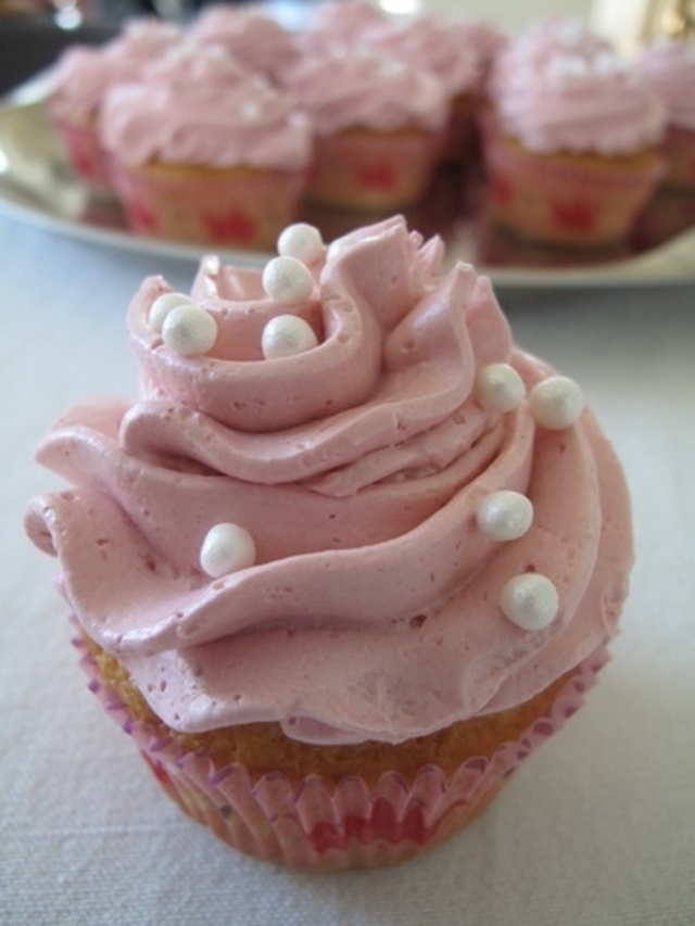 Vanilj Cupcake med Swiss Meringue Raspberry Buttercream