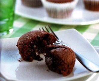 Varma chokladmuffins med inbyggd chokladsås