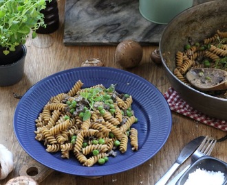 Krämig pasta med ärtor och champinjonsås