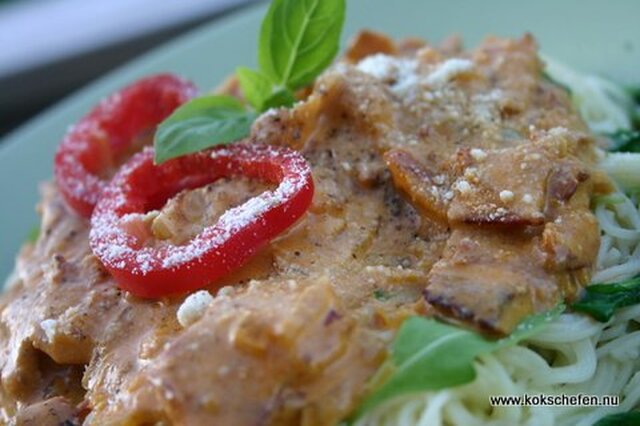 Pasta fidelini med ruccola & gräddig tomatsås med bacon