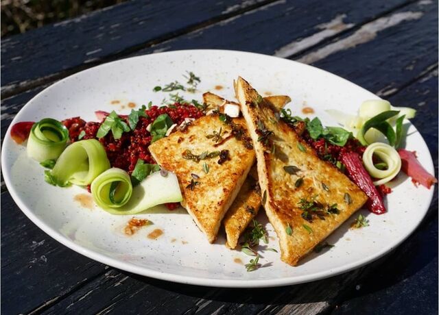 Vinägergrillad Tofu med Rödbetsquinoa och rabarber