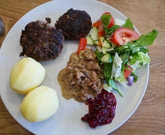 Per Morbergs älgfärsbiffar med kantarellsås