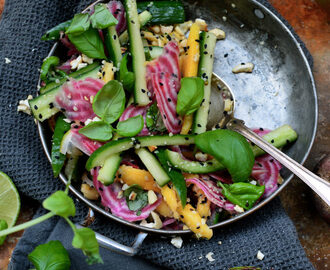 Sallad med mango, gurka och hampafrön